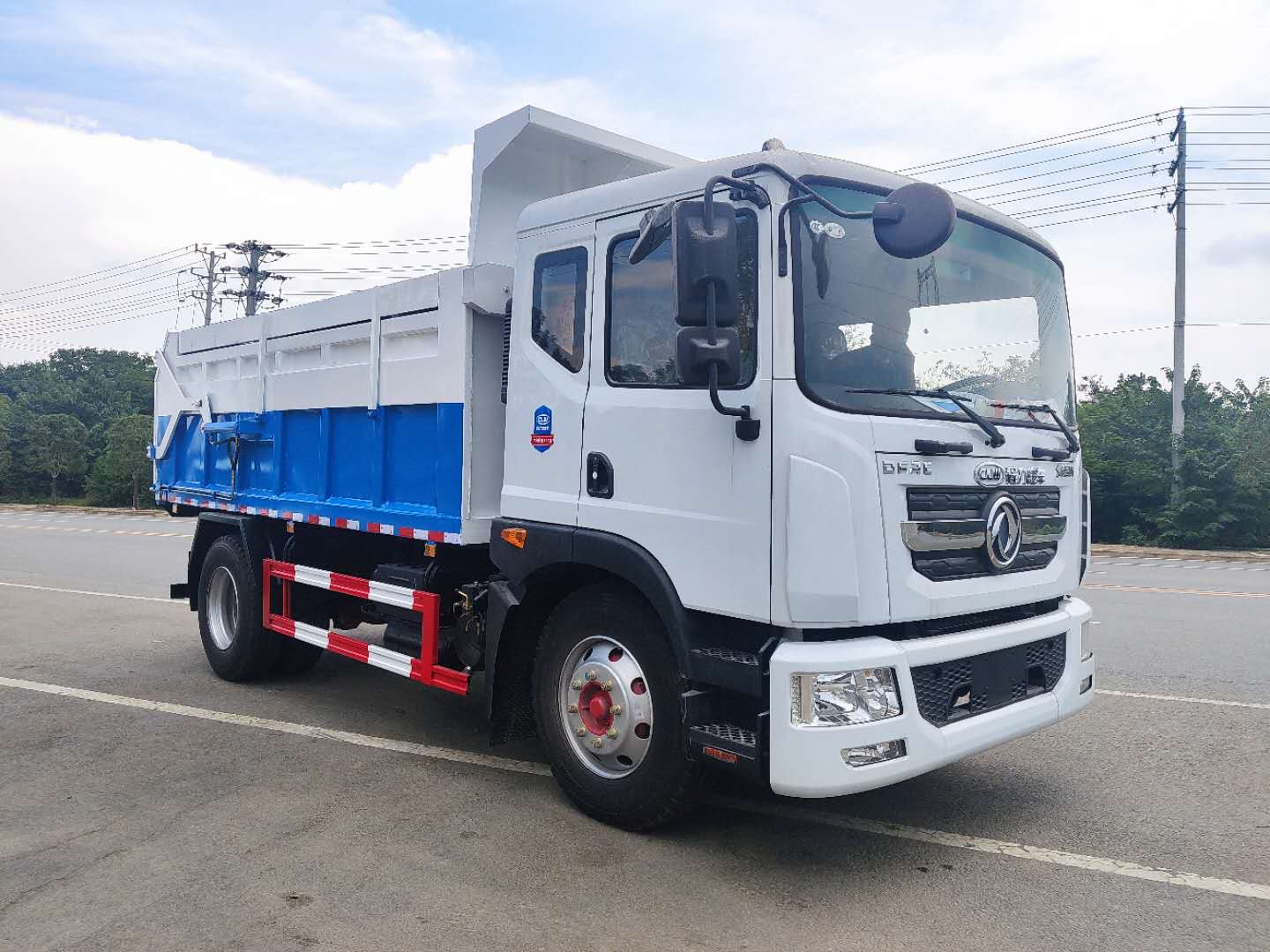 東風(fēng)D9自卸式垃圾車