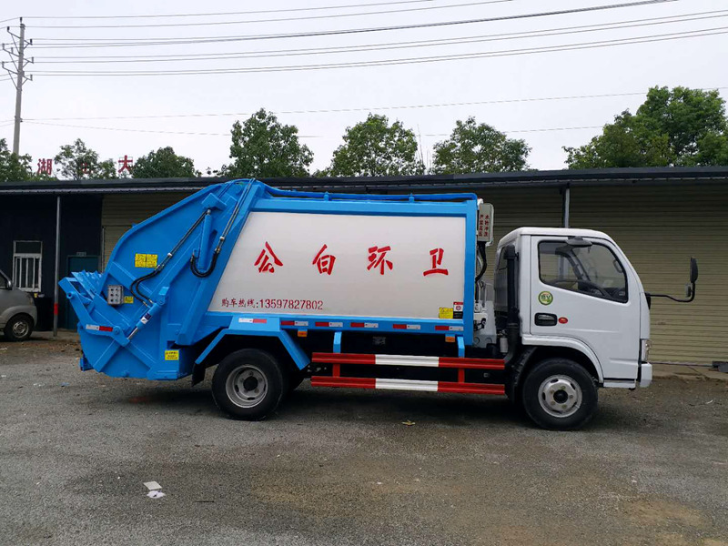 小多利卡壓縮式垃圾車(chē)