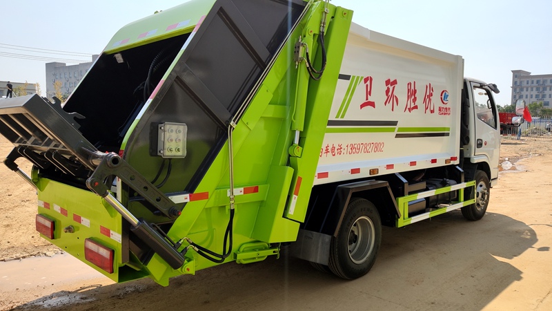 東風(fēng)小多利卡壓縮式垃圾車