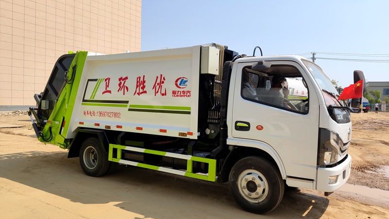 東風(fēng)小多利卡壓縮式垃圾車