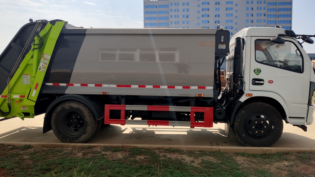 東風(fēng)福瑞卡壓縮垃圾車